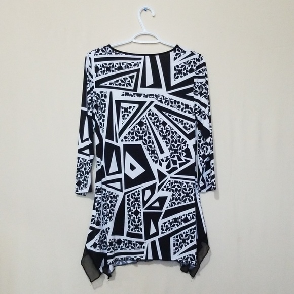 🌸Symetrical Blouse - Picture 2 of 3